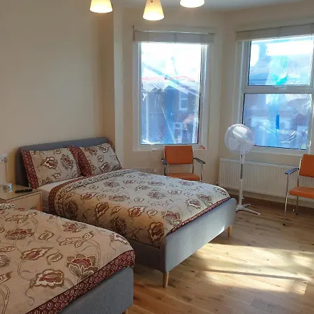 London Luxury Spacious 2 Bedroom Apartment 4 Mins From Ilford Stn. Free Parking Buitenkant foto
