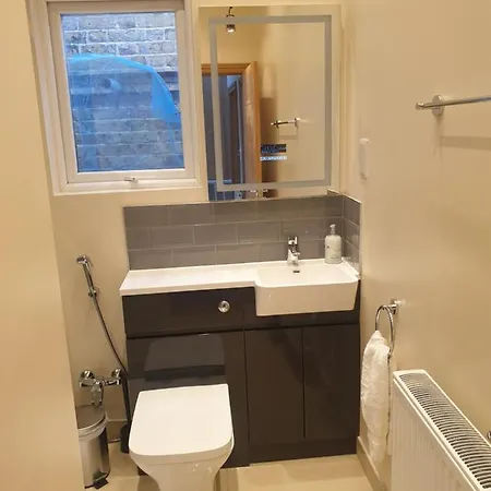 London Luxury Spacious 2 Bedroom Apartment 4 Mins From Ilford Stn. Free Parking Buitenkant foto