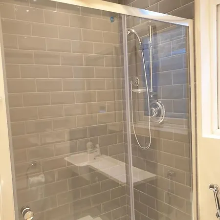 London Luxury Spacious 2 Bedroom Apartment 4 Mins From Ilford Stn. Free Parking Buitenkant foto