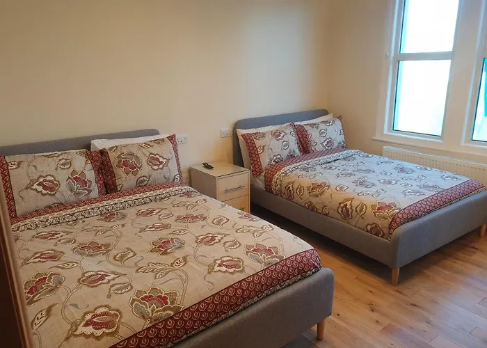 London Luxury Spacious 2 Bedroom Apartment 4 Mins From Ilford Stn. Free Parking