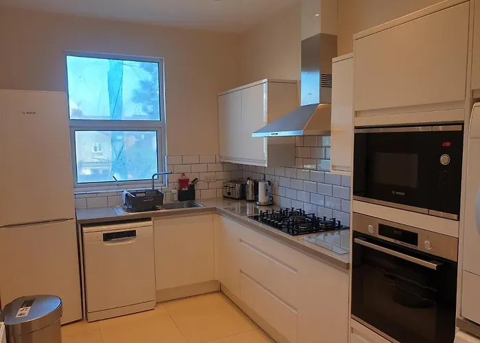 London Luxury Spacious 2 Bedroom Apartment 4 Mins From Ilford Stn. Free Parking